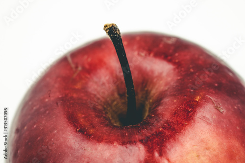 Czerwone, soczyste, dojrzałe jabłko na izolowanym tle