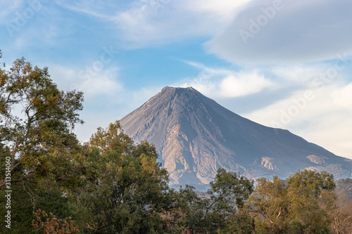 Vista panorámica del Volcán de Colima con nubes y cielo azul