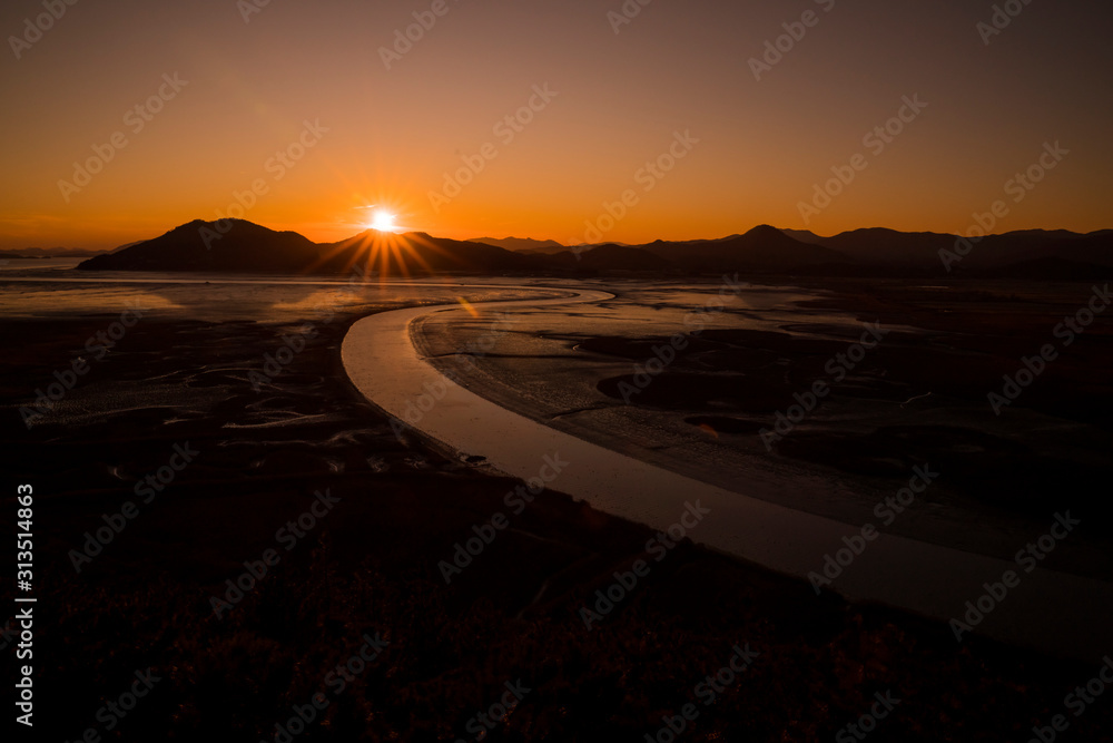 Fototapeta premium 순천만 용산전망대에서 본 갈대숲과 일몰