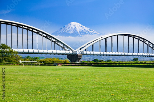 富士山と水管橋、静岡県富士市富士川河川敷スポーツ広場にて © photop5