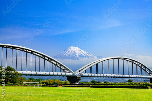 富士山と水管橋、静岡県富士市富士川河川敷スポーツ広場にて © photop5
