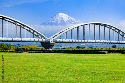 富士山と水管橋、静岡県富士市富士川河川敷スポーツ広場にて