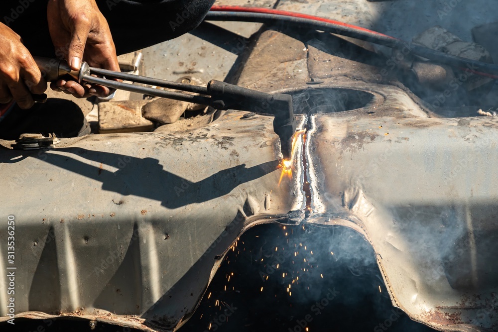 Oxy-Fuel Cutting Torch to cutting car for metal recycling Oxy-Fuel Cutting Torch to cutting car for metal recycling