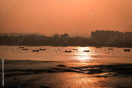 Φωτογραφία Panoramic silhouette of surat city while sun rising near ONGC bridge