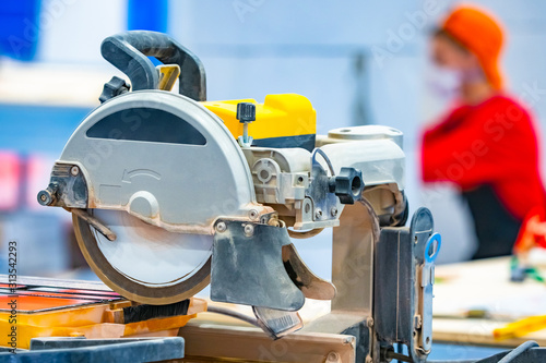Stone and tile cutting mach...