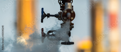 Εκτύπωση καμβά broken valve at the factory hydraulic system, leaking hot liquid and steam under