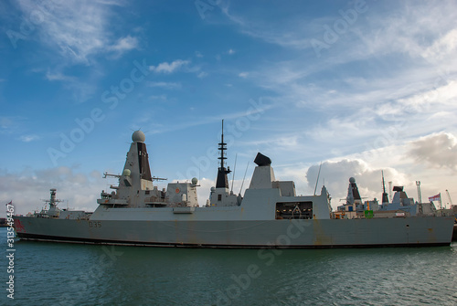 Foto HMS Dragon (D35) is a Royal Navy Type 45 Destroyer, moored in Portsmouth, UK