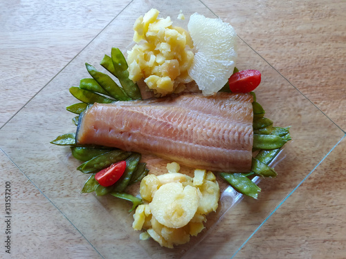 Fischfilet vom Wels mit Erbsen und Pomela photo