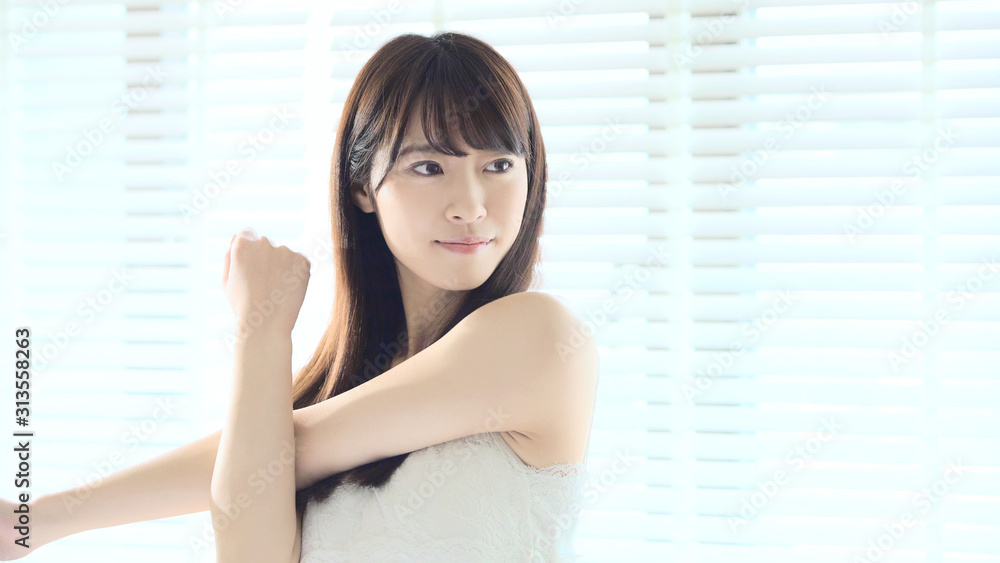 ストレッチする女性 ストレッチする女性