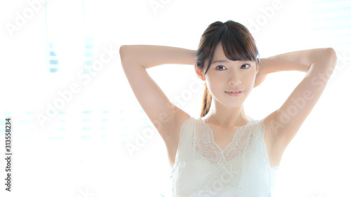 髪を結ぶ女性 Stock 写真 Adobe Stock