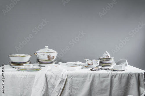 Foto Vintage set white dishes on thanksgiving christmas
