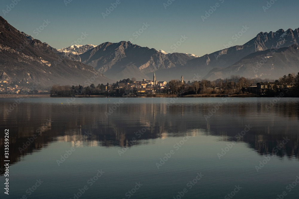 Lago con riflessi delle montagne