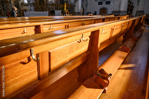 Kirchenbänke in der Kathedrale von St. Gallen, Schweiz