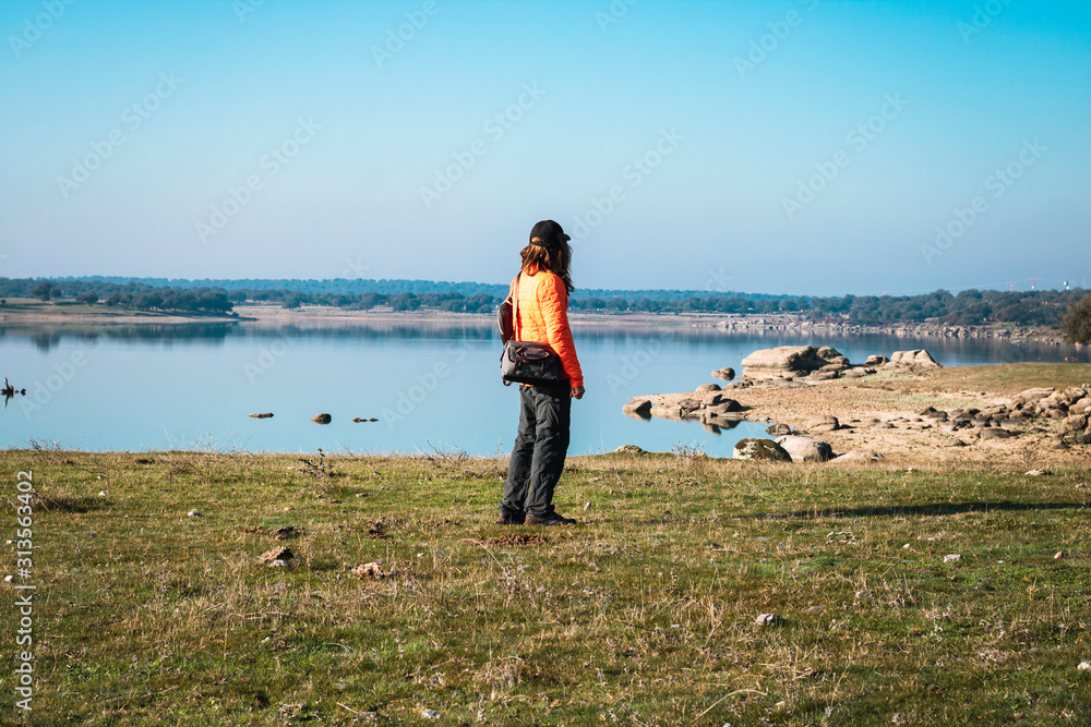 Senderista de pelo largo admirando el paisaje Senderista de pelo largo admirando el paisaje