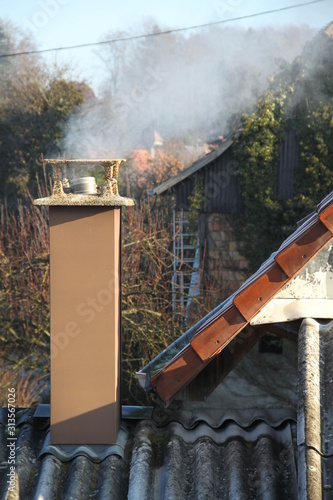 Cheminée fumante brune