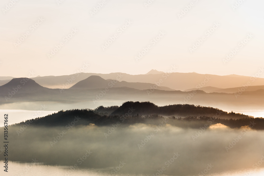 日本・北海道東部、屈斜路湖の夜明け