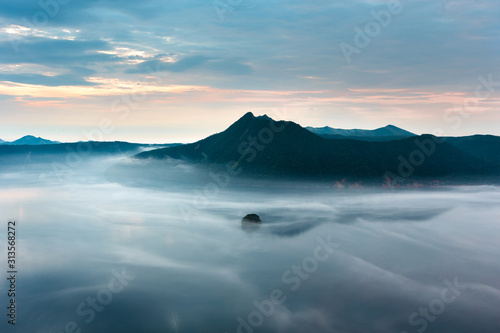 日本・北海道、摩周湖の夜明け