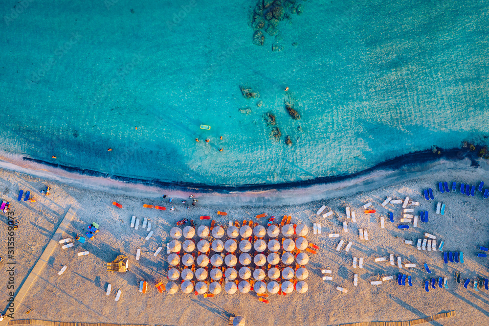 Aerial drone shot of beautiful turquoise beach with pink sand Elafonissi,  Crete, Greece. Best beaches of Mediterranean, Elafonissi beach, Crete,  Greece. Famous Elafonisi beach on Greece island, Crete. foto de Stock