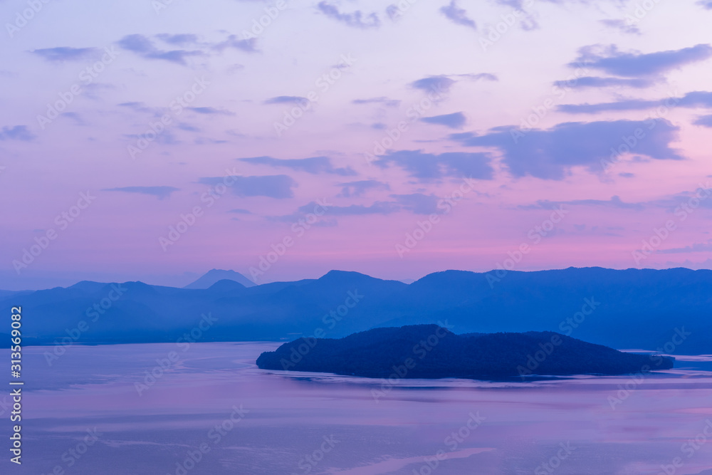 Obraz premium 日本・北海道、屈斜路湖の夜明け