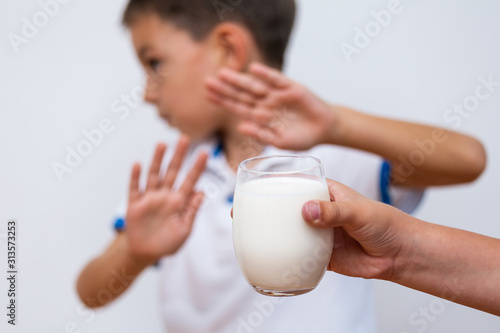 Konstfotografi Kid refusing to drink milk