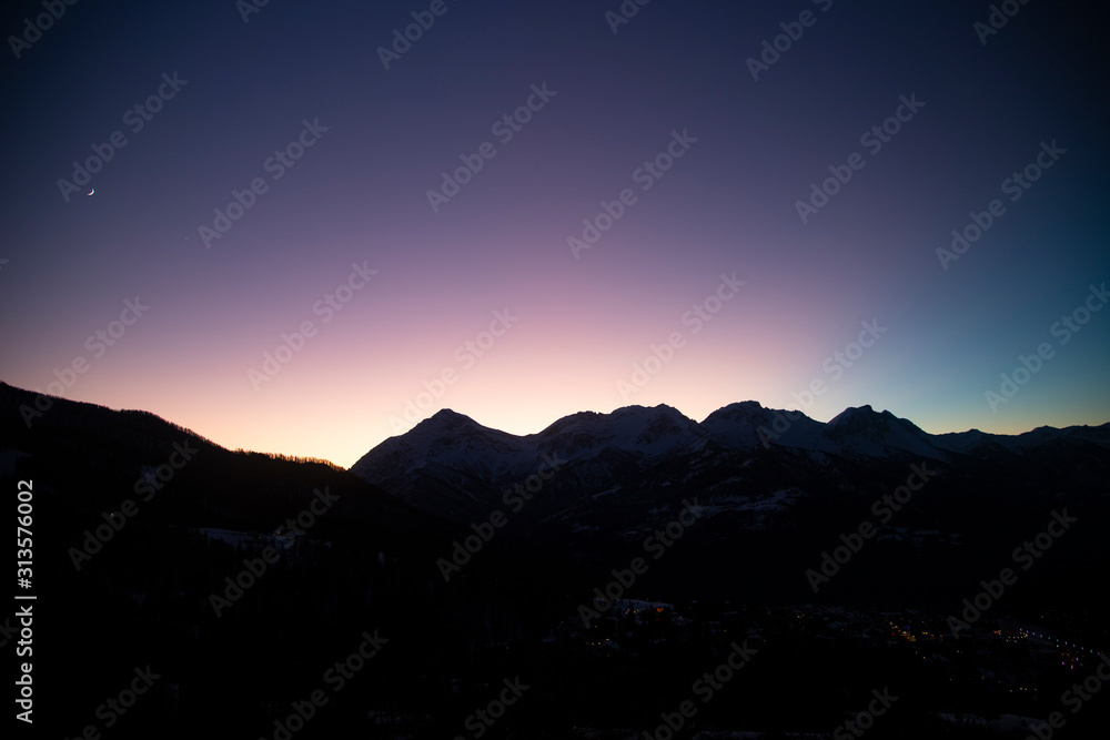 Panorama alpi italiane Sauze D'Oulx vallle di Susa al tramonto Panorama alpi italiane Sauze D'Oulx vallle di Susa al tramonto