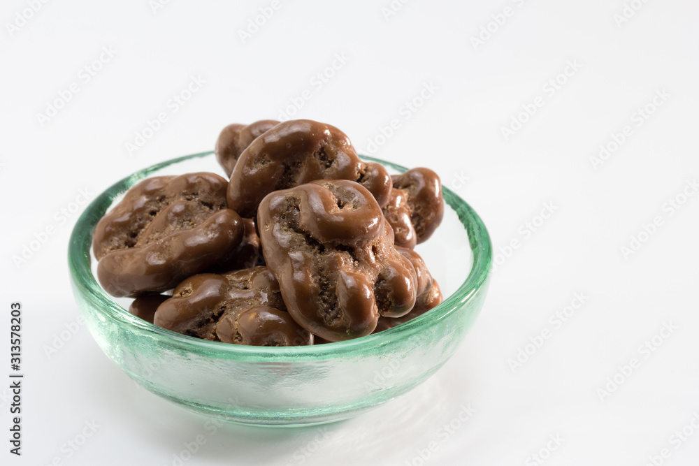 nueces cubiertas con chocolate con leche nueces cubiertas con chocolate con leche