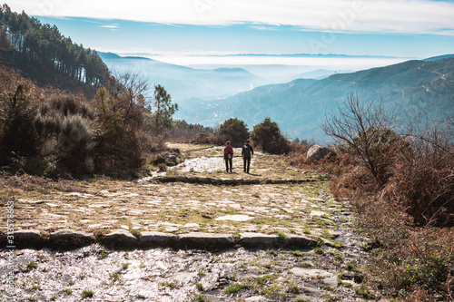Foto Senderistas andando por una calzada romana