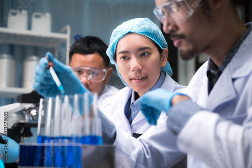 Health care researchers wor...