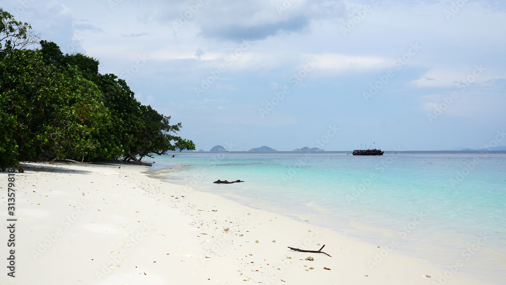 Fototapeta premium Beautiful beach with blue sea background outdoor