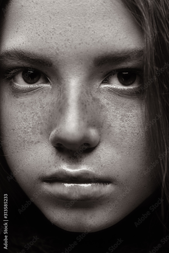 girl with freckles - obrazy, fototapety, plakaty 