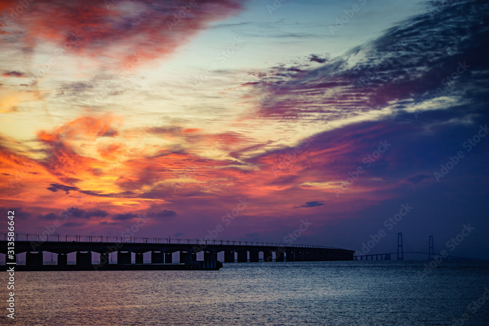Obraz premium Storebaelt Bridge in Denmark at sunrise
