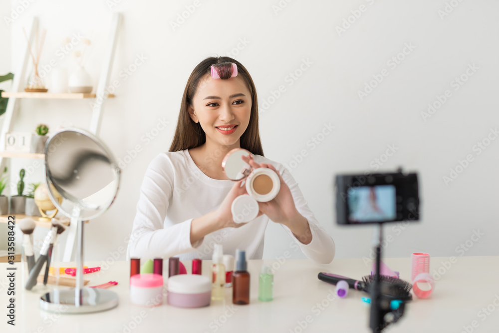 Asian woman beauty blogger/vlogger teaching for make up cosmetic Asian woman beauty blogger/vlogger teaching for make up cosmetic