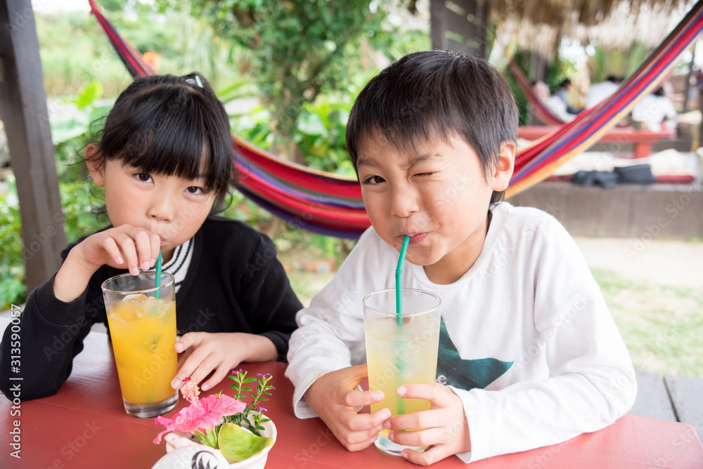 おしゃれなカフェでジュースを飲む子供 Stock Photo Adobe Stock