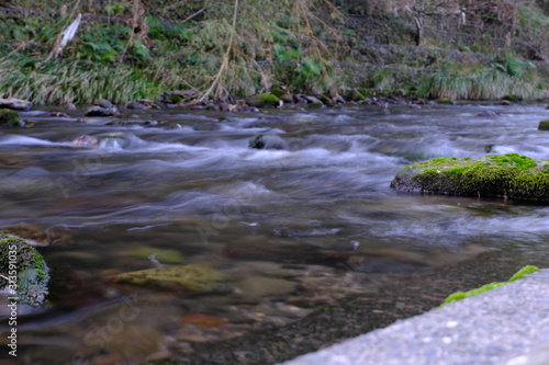 静かな山の中を流れる川の水