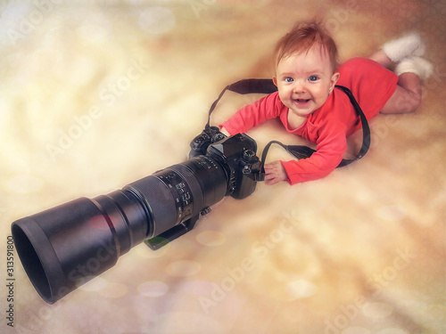 Εκτύπωση καμβά Smiling infant with big telephoto camera lens