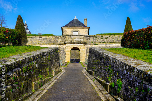 Fotografia royal medieval door entrance in citadel Blaye in france