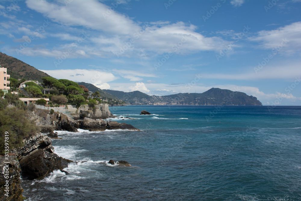 Vista sul promontorio di Portofino dalla passeggiata Anita Garibaldi (Genova, Italia) Vista sul promontorio di Portofino dalla passeggiata Anita Garibaldi (Genova, Italia)