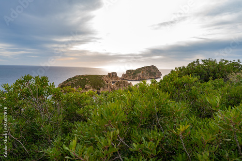 Aussichtspunkt Na Foradada über den Santa Ponsa vorgelagerten Illes de los Conejos und Malgrats an der Bucht von Santa Ponsa, Mallorca.