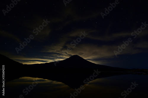 月に照らされる富士山と星空