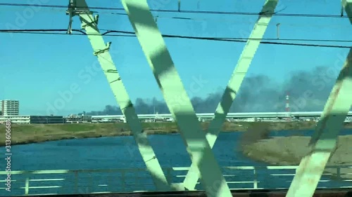 橋を渡る電車の車窓からの風景