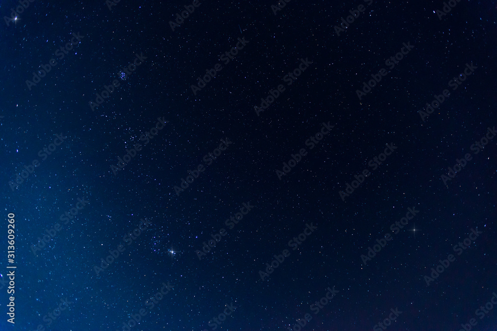 Fototapeta premium Panorama błękitnego nieba nocnego i gwiazdy na ciemnym tle.