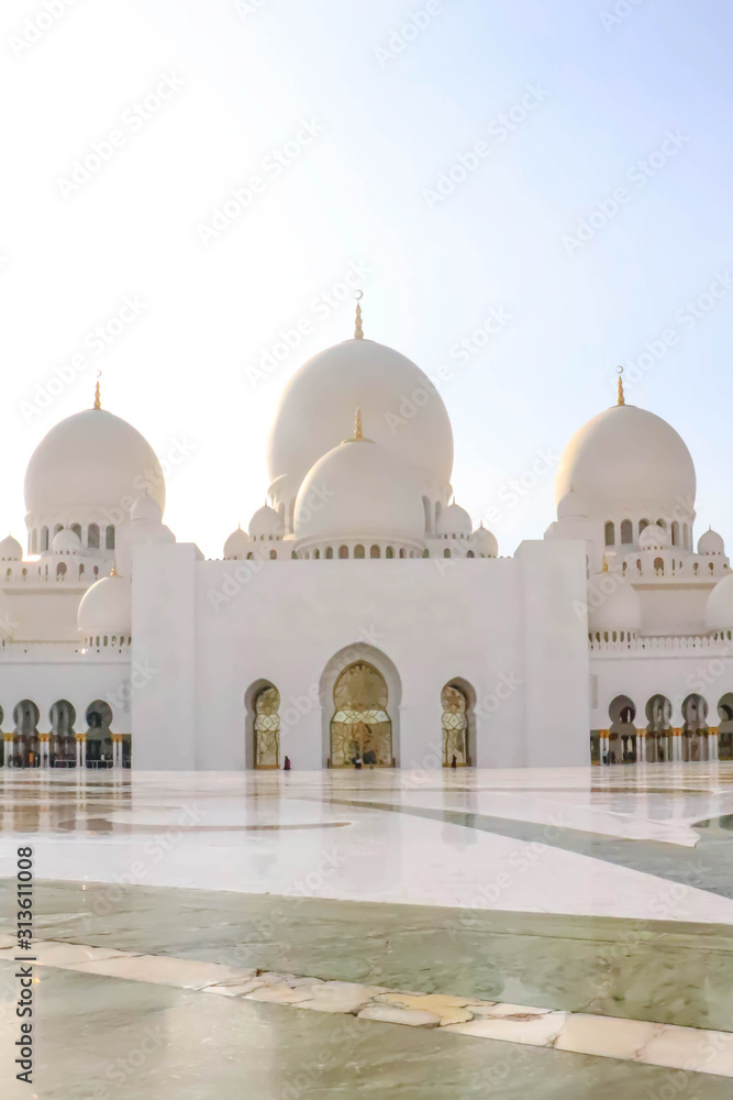 Fototapeta premium Abu Dhabi, UAE December 27/2018 Sheikh zayed mosque. United arab emirates, middle east. Famous landmark.