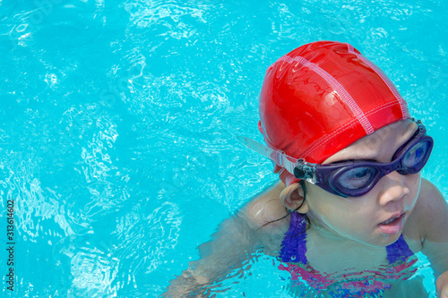 kid learn how to swim in swimming class © RPA_studio