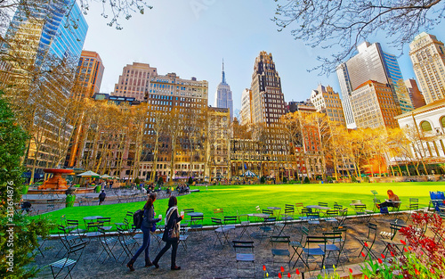 Fotografia Tourists looking at Green Lawn in Bryant Park in Midtown Manhattan, New York, USA