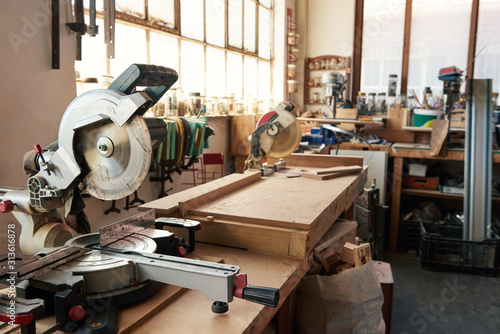 Foto Mitre saws on workbenches in a carpentry workshop