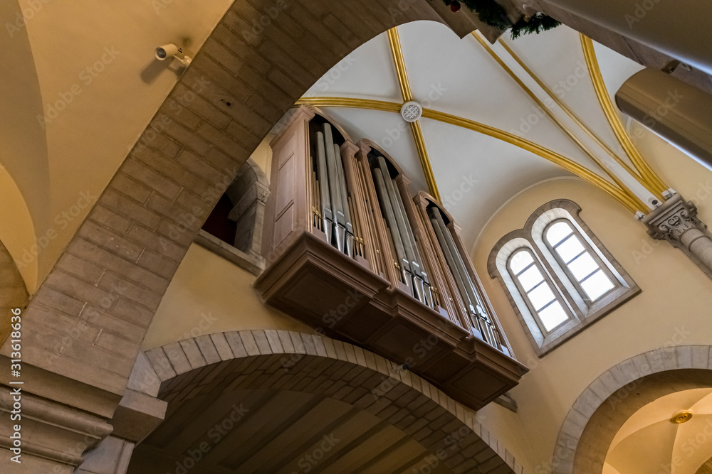 Obraz premium A large organ hangs from the ceiling in the main hall of the Chapel of Saint Catherine in Bethlehem in Palestine