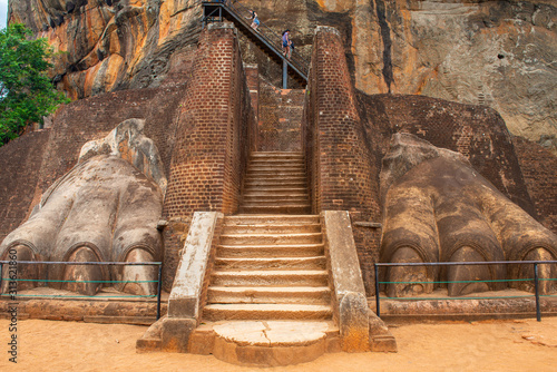 Fototapete The Lion's Paw and narrow staircase to the top of Lion rock in Sigiriya ancient fortress in Sri Lanka