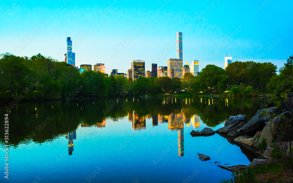 Obraz premium Pond at Central park New York, great design for any purposes. Midtown Manhattan, USA. View with Skyline of Skyscrapers architecture in NYC. Nature background. Urban cityscape. NY, US