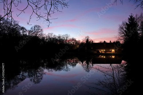 Reflet sur un étang au coucher du soleil © Patricia
