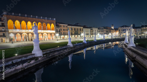 Place Prato della Valle de Padoue de nuit photo